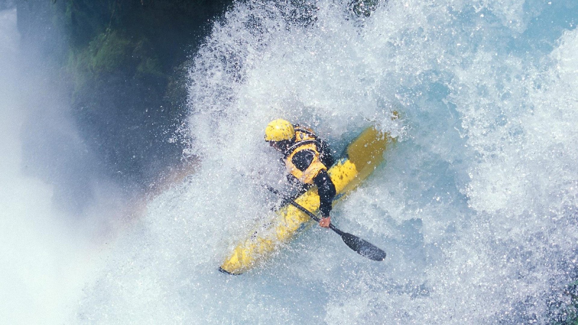 开云网址-_山野越野车：穿越荒原的速度与激情_，越野车在山地里越野的视频